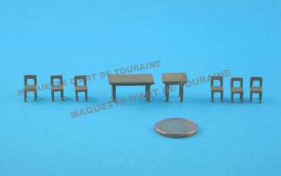 ASSORTIMENT DE TABLES ET DE CHAISES 